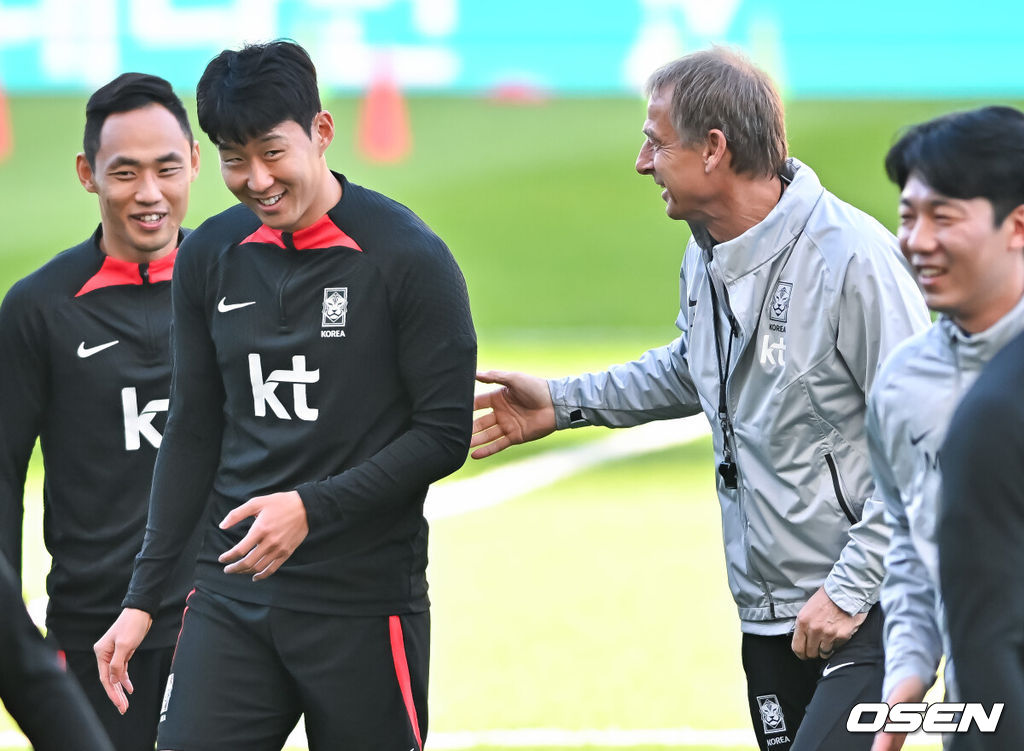  위르겐 클린스만 감독이 이끄는 대한민국 축구 국가대표팀이 16일 오후 수원월드컵경기장에서 베트남과의 평가전을 앞두고 공식 훈련을 가졌다. 클린스만 감독과 손흥민이 이야기를 나누고 있다.  2023.10.16 / soul1014@osen.co.kr