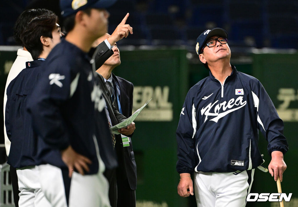 15일 오전 일본 도쿄돔에서 2023 아시아 프로야구 챔피언십(APBC) 대표팀이 공식 훈련을 가졌다.대표팀 류중일 감독이 도쿄돔을 살피고 있다.2023.11.15 / jpnews.osen.co.kr