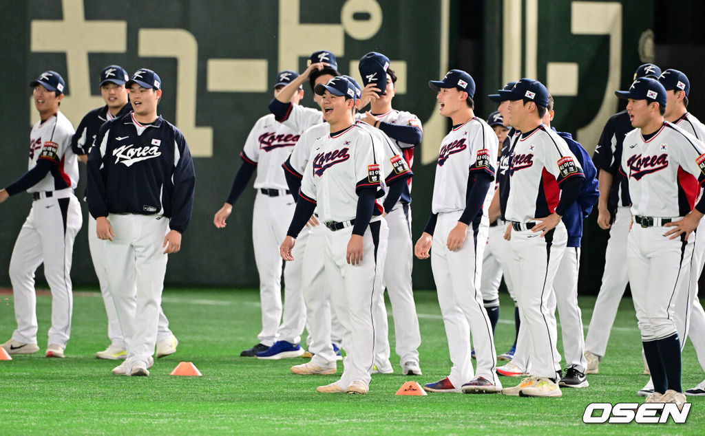 15일 오전 일본 도쿄돔에서 2023 아시아 프로야구 챔피언십(APBC) 대표팀이 공식 훈련을 가졌다.대표팀 선수들이 웜업을 하며 즐거워하고 있다.2023.11.15 / jpnews.osen.co.kr