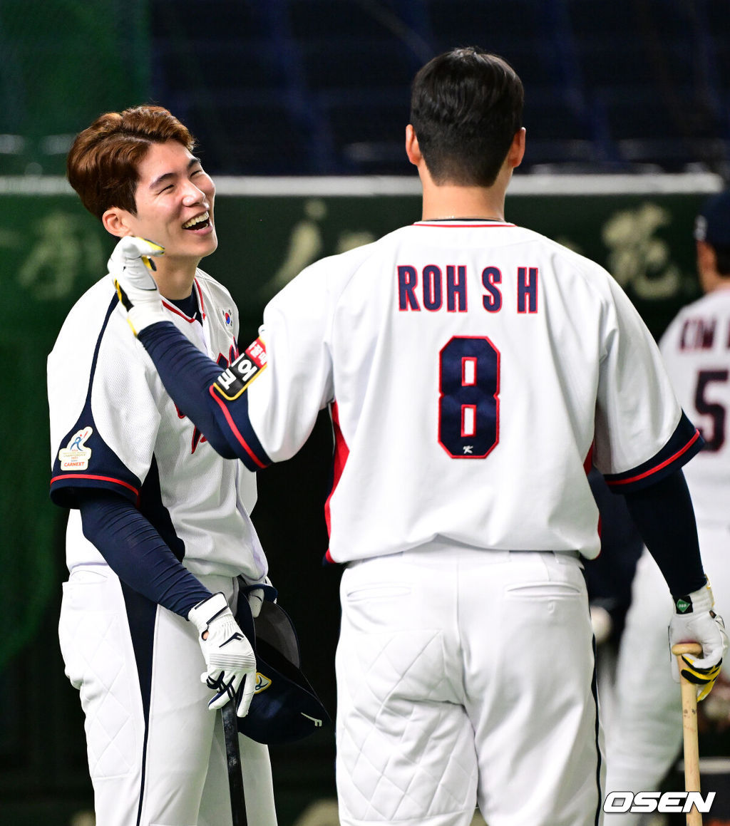 15일 오전 일본 도쿄돔에서 2023 아시아 프로야구 챔피언십(APBC) 대표팀이 공식 훈련을 가졌다.대표팀 김혜성, 노시환이 타격 훈련을 하며 즐거워하고 있다.2023.11.15 / jpnews.osen.co.kr