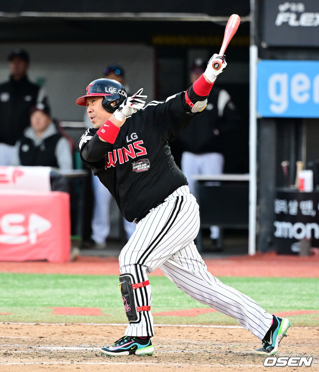 11일 수원 KT위즈파크에서 ‘2023 신한은행 SOL KBO 포스트시즌 한국시리즈’ 4차전 KT 위즈와 LG 트윈스의 경기가 열렸다.8회초 2사 1루에서 LG 허도환이 1타점 적시 2루타를 날리고 있다. 2023.11.11 /jpnews@osen.co.kr