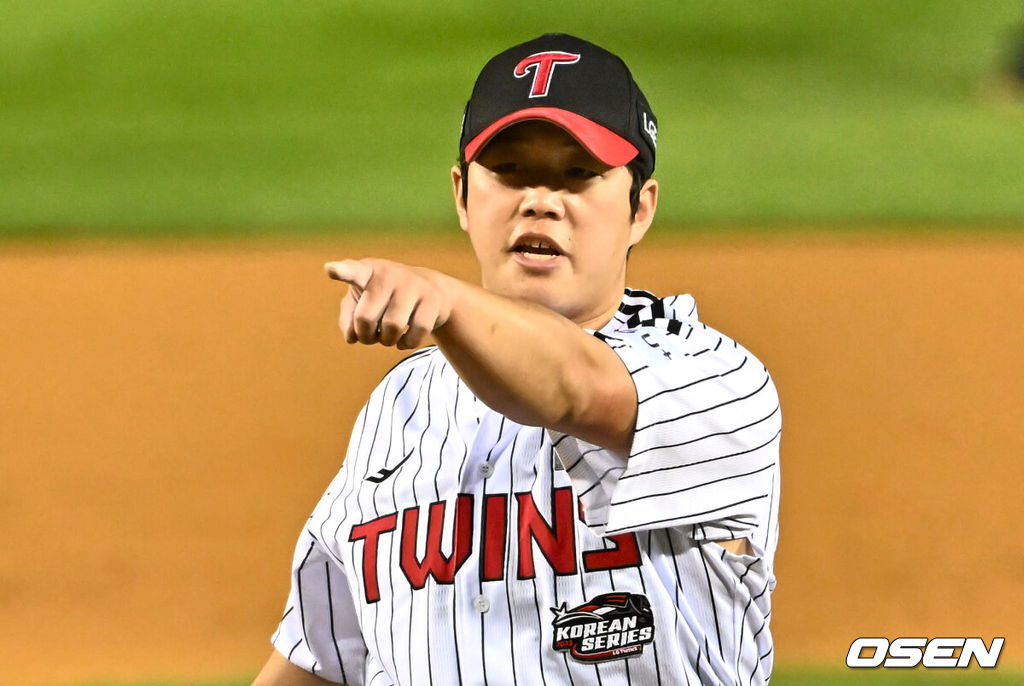 8일 잠실 NC파크에서 2023 신한은행 SOL KBO 포스트시즌 한국시리즈 LG 트윈스와 KT 위즈의 2차전 경기가 열렸다. LG 트윈스 함덕주가 8회초 1사 KT 위즈 배정대의 배트가 돌았다며 가리키고 있다. 2023.11.08 / foto0307@osen.co.kr