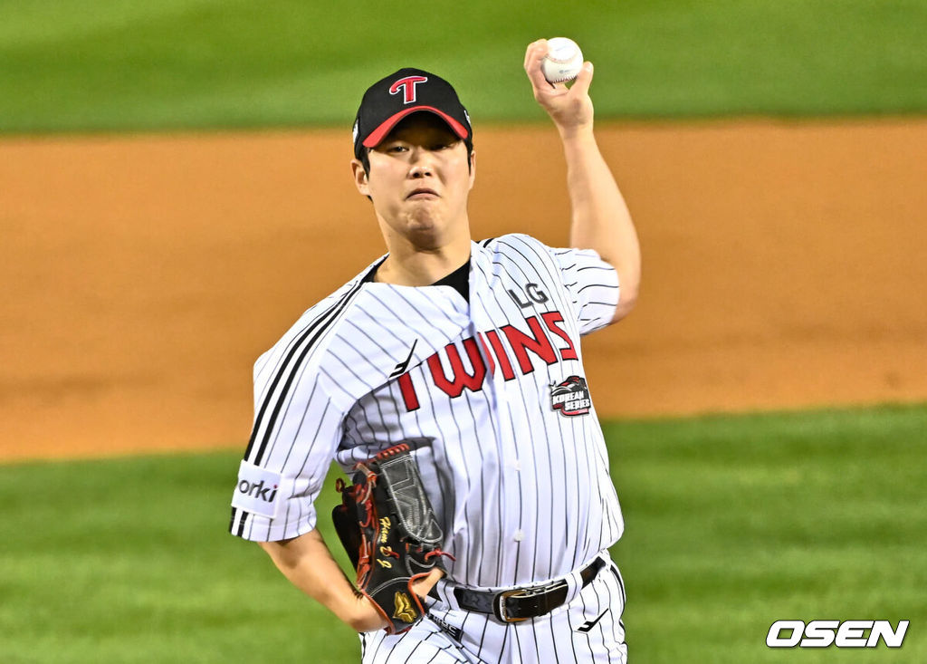 7일 잠실 NC파크에서 2023 신한은행 SOL KBO 포스트시즌 한국시리즈 LG 트윈스와 KT 위즈의 1차전 경기가 열렸다. LG 트윈스 함덕주가 역투하고 있다. 2023.11.07 / foto0307@osen.co.kr