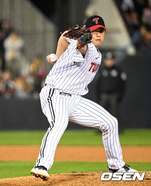 8일 오후 서울 잠실야구장에서 2023 KBO 프로야구 포스트시즌 한국시리즈 2차전 LG 트윈스와 KT 위즈의 경기가 열렸다.8회초 LG 함덕주가 역투하고 있다. 2023.11.08 /sunday@osen.co.kr