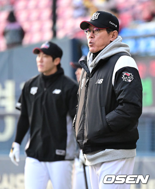 13일 오후 서울 잠실야구장에서 2023 KBO 프로야구 포스트시즌 한국시리즈 5차전 LG 트윈스와 KT 위즈의 경기가 열렸다.경기에 앞서 KT 이강철 감독이 훈련 중인 선수들을 바라보고 있다. 2023.11.13 /dreamer.osen.co.kr