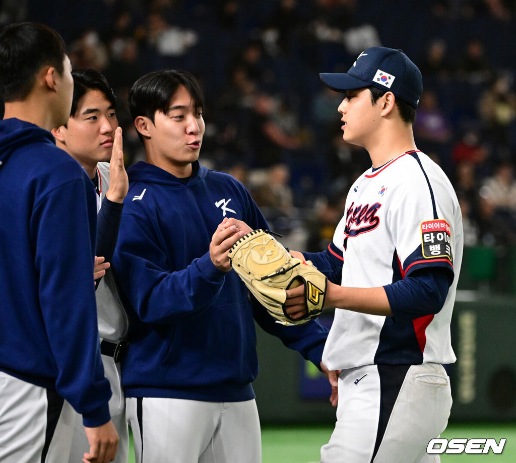 류중일 감독이 이끄는 2023 아시아 프로야구 챔피언십(APBC) 대표팀이 16일 오후 일본 도쿄돔에서 호주와 첫 경기를 가졌다.3회초 2사 3루에서 대한민국 문동주가 호주 캠벨을 삼진 처리하며 더그아웃에서 원태인과 하이파이브를 하고 있다. 2023.11.16 / jpnews.osen.co.kr