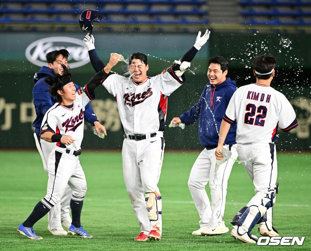 대한민국 야구대표팀이 호주에 WBC 패배를 설욕했다. 연장 승부치기 끝에 호주를 잡았다. 류중일 감독이 이끄는 한국야구대표팀은 16일 일본 도쿄돔에서 열린 2023 아시아프로야구챔피언십(APBC) 첫 경기 호주전을 3-2 끝내기 승리로 장식했다. 연장 10회 무사 1,2루 승부치기에서 노시환이 초구에 끝내기 안타를 터뜨려 진땀나는 승리를 거뒀다. 끝내기 안타를 날린 대한민국 노시환이 동료선수들과 승리를 기뻐하고 있다. 2023.11.16 / jpnews.osen.co.kr