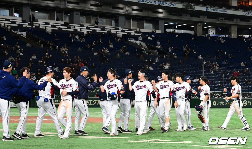  대한민국 야구대표팀이 호주에 WBC 패배를 설욕했다. 연장 승부치기 끝에 호주를 잡았다. 류중일 감독이 이끄는 한국야구대표팀은 16일 일본 도쿄돔에서 열린 2023 아시아프로야구챔피언십(APBC) 첫 경기 호주전을 3-2 끝내기 승리로 장식했다. 연장 10회 무사 1,2루 승부치기에서 노시환이 초구에 끝내기 안타를 터뜨려 진땀나는 승리를 거뒀다. 대한민국 선수들이 승리를 기뻐하고 있다. 2023.11.16 / jpnews.osen.co.kr