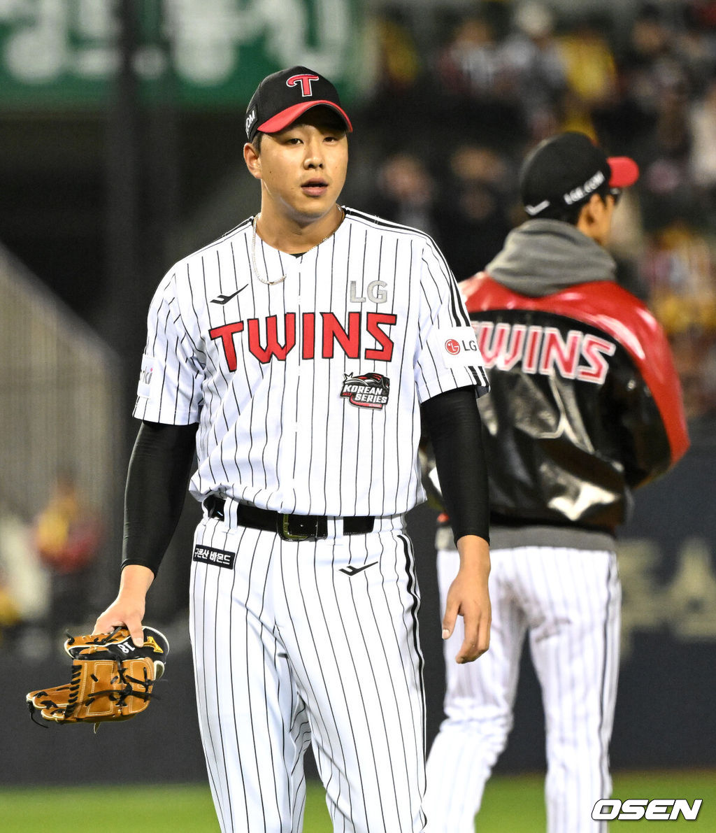 8일 오후 서울 잠실야구장에서 2023 KBO 프로야구 포스트시즌 한국시리즈 2차전 LG 트윈스와 KT 위즈의 경기가 열렸다.4회초 1사 1,2루에서 LG 정우영이 마운드를 내려가고 있다. 2023.11.08 /sunday@osen.co.kr