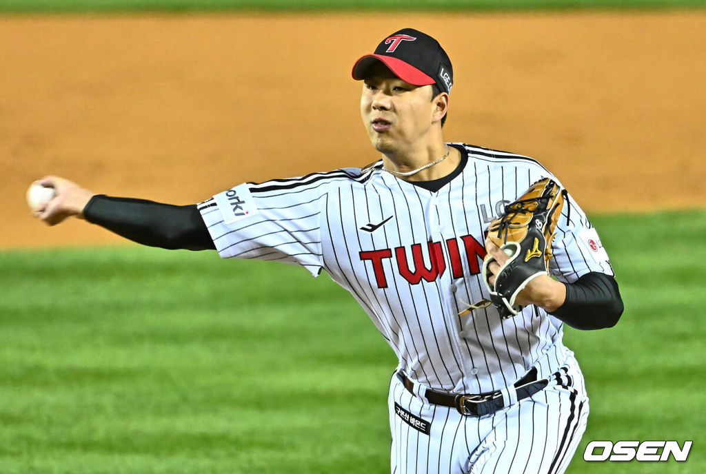 8일 잠실 NC파크에서 2023 신한은행 SOL KBO 포스트시즌 한국시리즈 LG 트윈스와 KT 위즈의 2차전 경기가 열렸다. LG 트윈스 정우영이 역투하고 있다. 2023.11.08 / foto0307@osen.co.kr