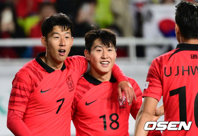 17일 오후 수원월드컵경기장에서 위르겐 클린스만 감독이 지휘하는 대한민국 축구대표팀과 베트남의 평가전이 열렸다.후반 대한민국 이강인(오른쪽)이 팀의 다섯 번째 골을 넣은 뒤 손흥민과 기뻐하고 있다. 2023.10.17 /cej@osen.co.kr