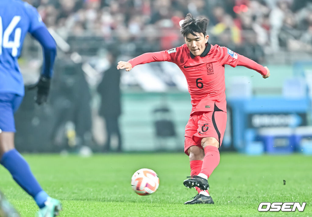 위르겐 클린스만 감독이 이끄는 대한민국 축구 대표팀과 싱가포르의 2026 북중미 월드컵 아시아 2차 예선 C조 1차전이 16일 서울 마포구 서울월드컵경기장에서 열렸다.전반 황인범이 슛을 시도하고 있다. 2023.11.16 / soul1014@osen.co.kr