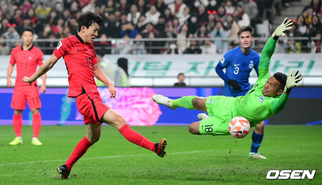 위르겐 클린스만 감독이 이끄는 대한민국 축구 대표팀과 싱가포르의 2026 북중미 월드컵 아시아 2차 예선 C조 1차전이 16일 서울 마포구 서울월드컵경기장에서 열렸다.전반 한국 이재성이 슛을 시도했으나 오프사이드가 됐다.2023.11.16 /cej@osen.co.kr