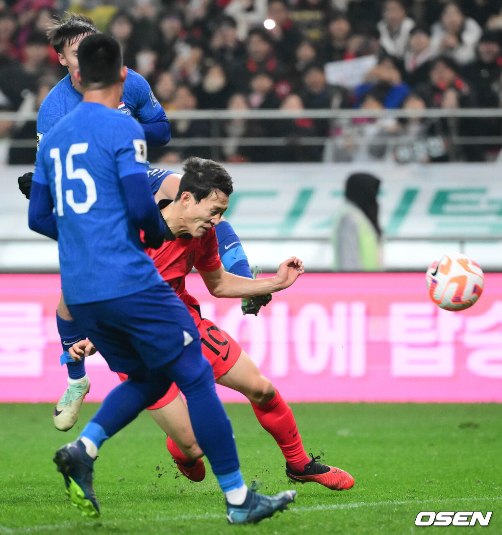 위르겐 클린스만 감독이 이끄는 대한민국 축구 대표팀과 싱가포르의 2026 북중미 월드컵 아시아 2차 예선 C조 1차전이 16일 서울 마포구 서울월드컵경기장에서 열렸다.전반 한국 이재성이 헤더를 시도하고 있다. 2023.11.16 /cej@osen.co.kr