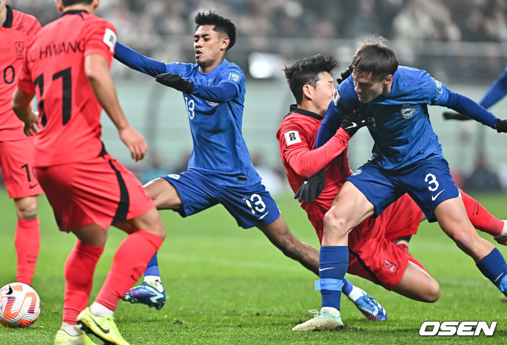 위르겐 클린스만 감독이 이끄는 대한민국 축구 대표팀과 싱가포르의 2026 북중미 월드컵 아시아 2차 예선 C조 1차전이 16일 서울 마포구 서울월드컵경기장에서 열렸다.전반 손흥민이 싱가포르 수비에 막혀 넘어지고 있다. 2023.11.16 / soul1014@osen.co.kr