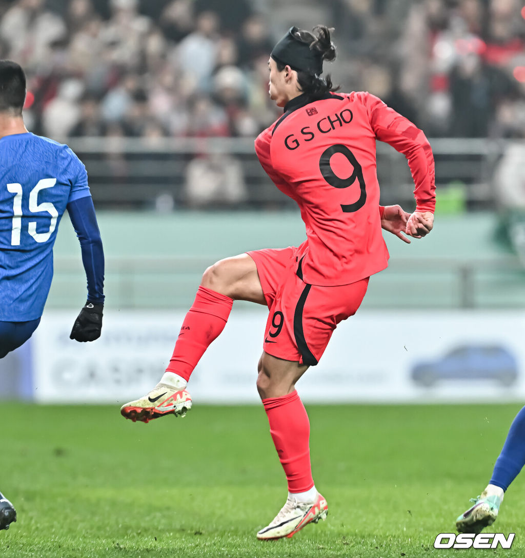 위르겐 클린스만 감독이 이끄는 대한민국 축구 대표팀과 싱가포르의 2026 북중미 월드컵 아시아 2차 예선 C조 1차전이 16일 서울 마포구 서울월드컵경기장에서 열렸다.전반 조규성이 골 크로스바를 강타하는 슛을 시도하고 있다. 2023.11.16 / soul1014@osen.co.kr