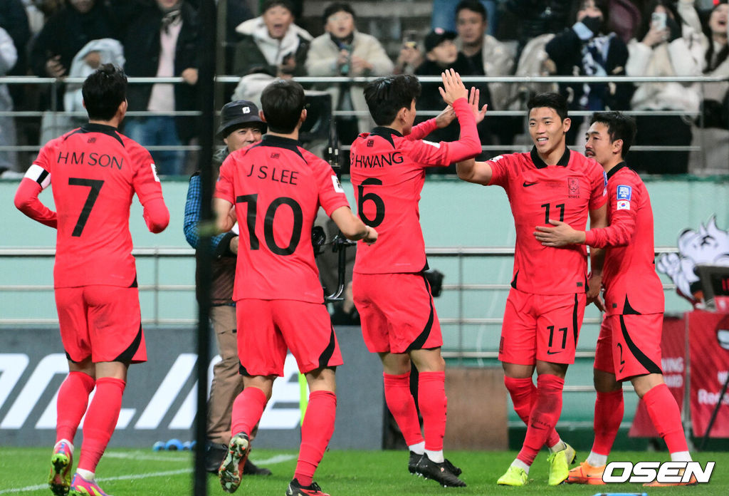 위르겐 클린스만 감독이 이끄는 대한민국 축구 대표팀과 싱가포르의 2026 북중미 월드컵 아시아 2차 예선 C조 1차전이 16일 서울 마포구 서울월드컵경기장에서 열렸다.후반 황희찬이 대한민국의 두 번째 골을 넣고 대표팀과 기뻐하고 있다. 2023.11.16 /cej@osen.co.kr