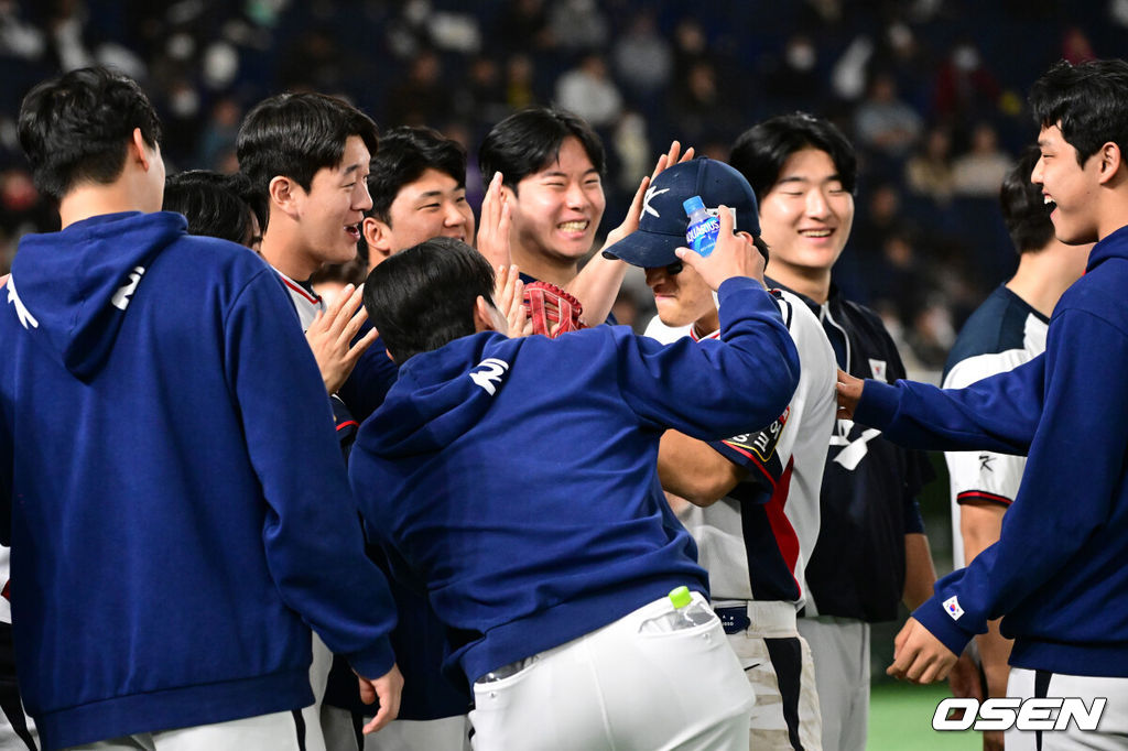 연장 10회초 1사 1,2루에서 대한민국 김도영이 호주 버크의 라인 드라이브 타구를 병살 처리하며 동료선수들과 기뻐하고 있다. 2023.11.16 / jpnews.osen.co.kr