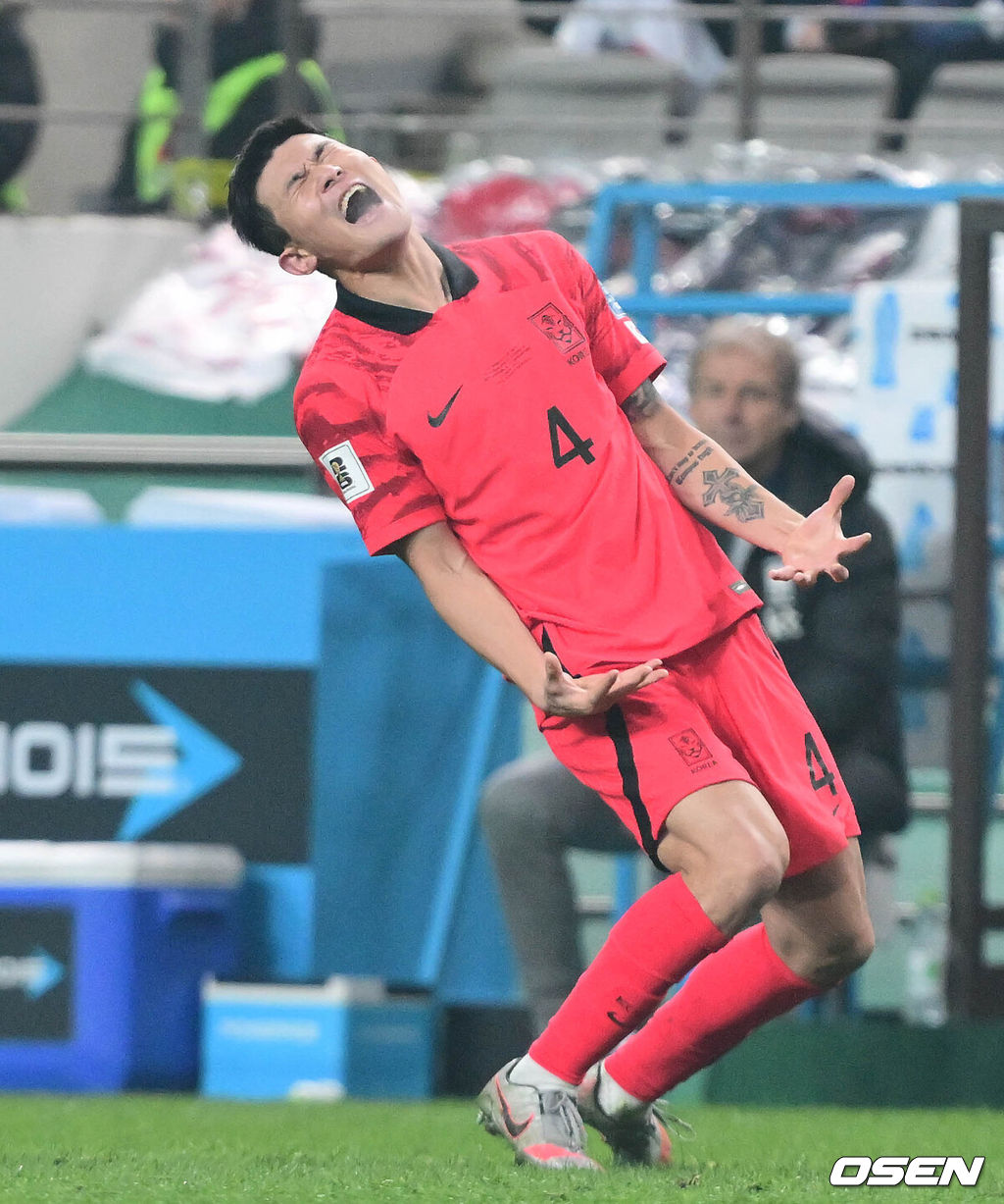 위르겐 클린스만 감독이 이끄는 대한민국 축구 대표팀과 싱가포르의 2026 북중미 월드컵 아시아 2차 예선 C조 1차전이 16일 서울 마포구 서울월드컵경기장에서 열렸다.후반 한국 김민재가 싱가포르의 공격을 끊어낸 뒤 파울에 포효하고 있다. 2023.11.16 /cej@osen.co.kr