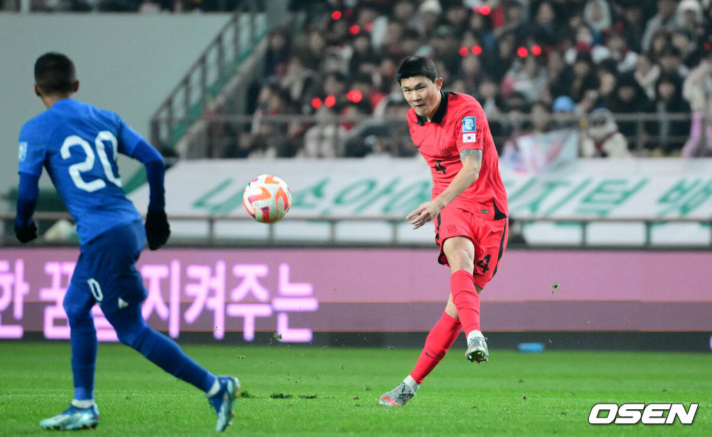 위르겐 클린스만 감독이 이끄는 대한민국 축구 대표팀과 싱가포르의 2026 북중미 월드컵 아시아 2차 예선 C조 1차전이 16일 서울 마포구 서울월드컵경기장에서 열렸다.전반 한국 김민재가 크로스를 올리고 있다. 2023.11.16 /cej@osen.co.kr