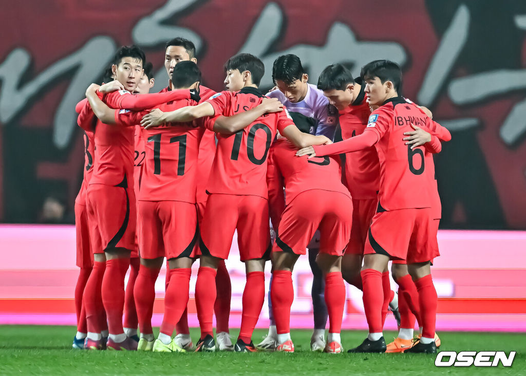 위르겐 클린스만 감독이 이끄는 대한민국 축구 대표팀과 싱가포르의 2026 북중미 월드컵 아시아 2차 예선 C조 1차전이 16일 서울 마포구 서울월드컵경기장에서 열렸다.경기에 앞서 대표팀 선수들이 파이팅을 다지고 있다. . 2023.11.16 / soul1014@osen.co.kr