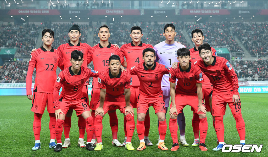 위르겐 클린스만 감독이 이끄는 대한민국 축구 대표팀과 싱가포르의 2026 북중미 월드컵 아시아 2차 예선 C조 1차전이 16일 서울 마포구 서울월드컵경기장에서 열렸다.경기 전 베스트11이 포즈를 취하고 있다. 2023.11.16 /cej@osen.co.kr