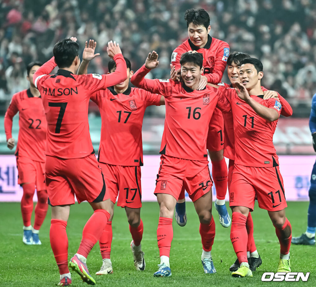 위르겐 클린스만 감독이 이끄는 대한민국 축구 대표팀과 싱가포르의 2026 북중미 월드컵 아시아 2차 예선 C조 1차전이 16일 서울 마포구 서울월드컵경기장에서 열렸다.후반 황의조가 페널티킥을 성공시킨뒤 동료들과 기뻐하고 있다.   2023.11.16 / soul1014@osen.co.kr