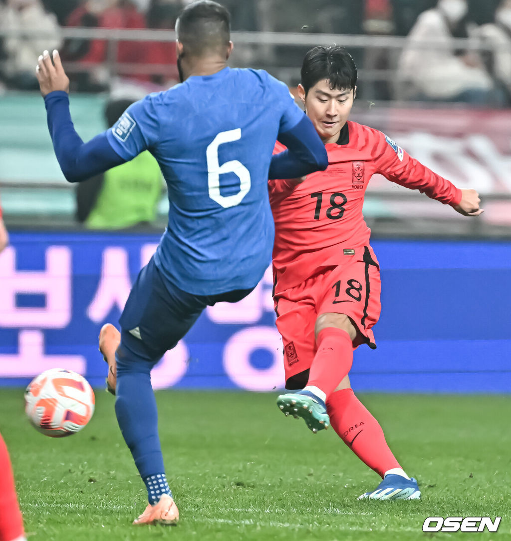 위르겐 클린스만 감독이 이끄는 대한민국 축구 대표팀과 싱가포르의 2026 북중미 월드컵 아시아 2차 예선 C조 1차전이 16일 서울 마포구 서울월드컵경기장에서 열렸다.후반 이강인이 추가골을 넣고 있다.  2023.11.16 / soul1014@osen.co.kr