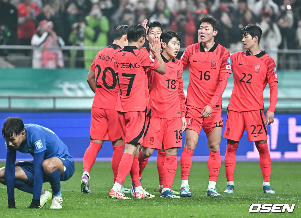 위르겐 클린스만 감독이 이끄는 대한민국 축구 대표팀과 싱가포르의 2026 북중미 월드컵 아시아 2차 예선 C조 1차전이 16일 서울 마포구 서울월드컵경기장에서 열렸다.후반 이강인이 추가골을 넣고 동료들과 기뻐하고 있다.  2023.11.16 / soul1014@osen.co.kr