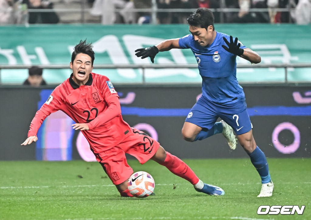 위르겐 클린스만 감독이 이끄는 대한민국 축구 대표팀과 싱가포르의 2026 북중미 월드컵 아시아 2차 예선 C조 1차전이 16일 서울 마포구 서울월드컵경기장에서 열렸다.후반 설영우가 송의영 상대로 페널티킥을 얻어내고 있다. .  2023.11.16 / soul1014@osen.co.kr