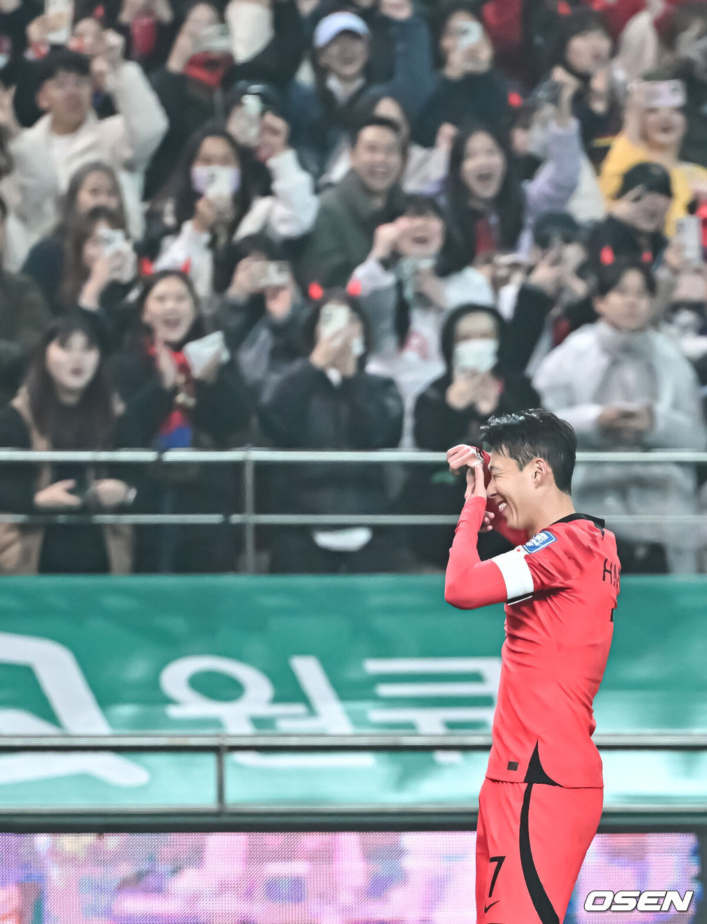 위르겐 클린스만 감독이 이끄는 대한민국 축구 대표팀과 싱가포르의 2026 북중미 월드컵 아시아 2차 예선 C조 1차전이 16일 서울 마포구 서울월드컵경기장에서 열렸다.후반 손흥민이 추가골을 넣고 세리머니를 하고 있다.   2023.11.16 / soul1014@osen.co.kr