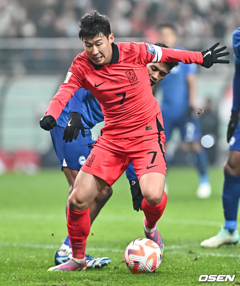 위르겐 클린스만 감독이 이끄는 대한민국 축구 대표팀과 싱가포르의 2026 북중미 월드컵 아시아 2차 예선 C조 1차전이 16일 서울 마포구 서울월드컵경기장에서 열렸다.전반 손흥민이 드리블을 하고 있다. 2023.11.16 / soul1014@osen.co.kr