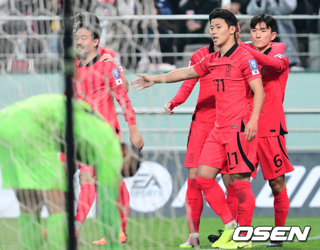 위르겐 클린스만 감독이 이끄는 대한민국 축구 대표팀과 싱가포르의 2026 북중미 월드컵 아시아 2차 예선 C조 1차전이 16일 서울 마포구 서울월드컵경기장에서 열렸다.후반 황희찬이 대한민국의 두 번째 골을 넣고 대표팀과 기뻐하고 있다. 2023.11.16 /cej@osen.co.kr