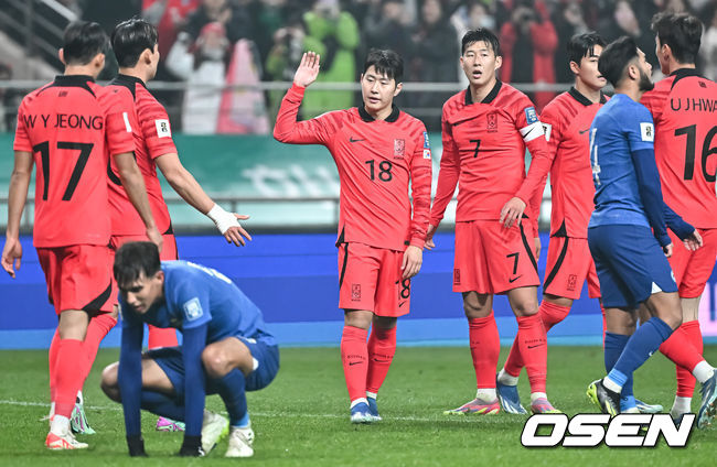 위르겐 클린스만 감독이 이끄는 대한민국 축구 대표팀과 싱가포르의 2026 북중미 월드컵 아시아 2차 예선 C조 1차전이 16일 서울 마포구 서울월드컵경기장에서 열렸다.후반 이강인이 추가골을 넣고 동료들과 기뻐하고 있다.  2023.11.16 / soul1014@osen.co.kr