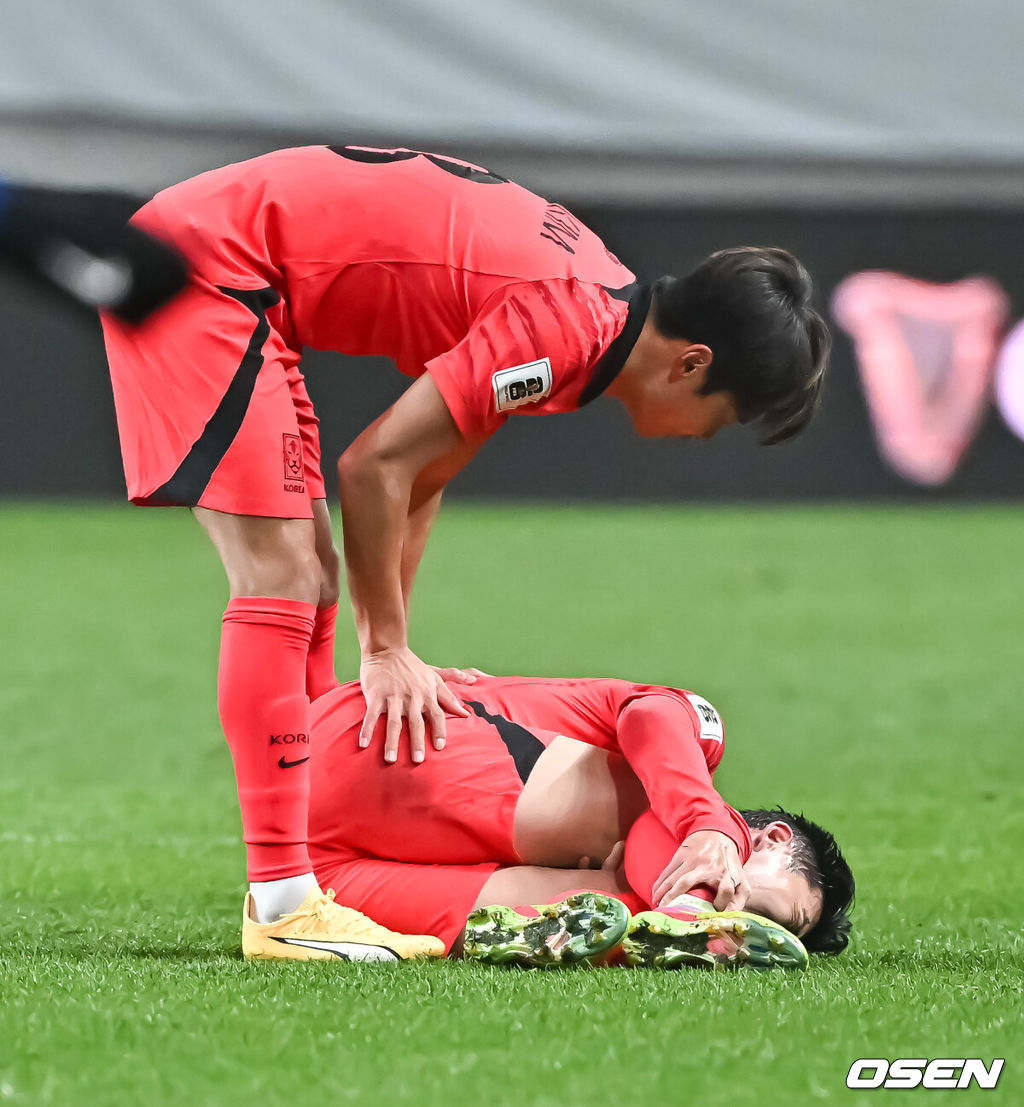 위르겐 클린스만 감독이 이끄는 대한민국 축구 대표팀과 싱가포르의 2026 북중미 월드컵 아시아 2차 예선 C조 1차전이 16일 서울 마포구 서울월드컵경기장에서 열렸다.후반 손흥민이 싱가포르 수비수의 반칙에 넘어져 있다.  2023.11.16 / soul1014@osen.co.kr