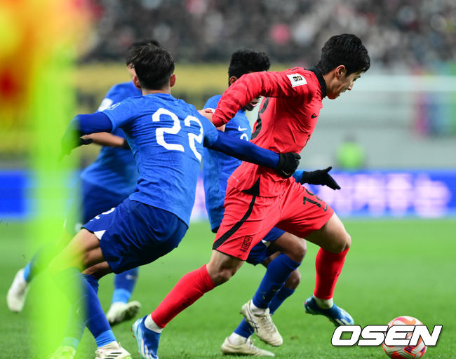 '닥공 축구'가 통했다. 한국이 싱가포르의 두 줄 수비를 깨부수고 6만여 홈팬들 앞에서 골 폭죽을 터트렸다.위르겐 클린스만 감독이 이끄는 한국 축구대표팀은 16일 오후 8시 서울월드컵경기장에서 열린 2026 국제축구연맹(FIFA) 북중미 월드컵 아시아지역 2차 예선 1차전에서 싱가포르를 5-0으로 대파했다.후반 한국 이강인이 싱가포르 수비에 넘어지고 있다. 2023.11.16 /cej@osen.co.kr