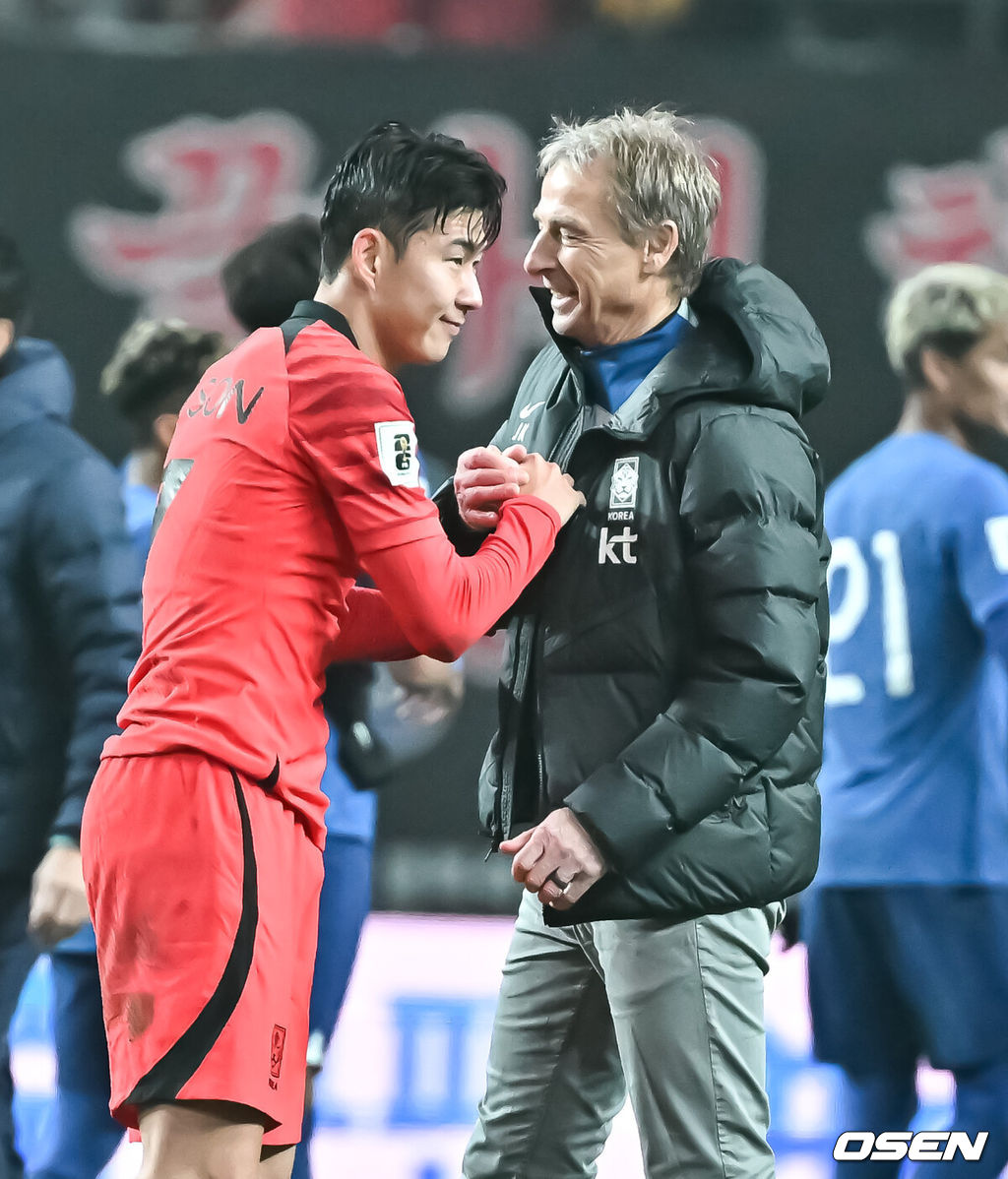 '닥공 축구'가 통했다. 한국이 싱가포르의 두 줄 수비를 깨부수고 6만여 홈팬들 앞에서 골 폭죽을 터트렸다.위르겐 클린스만 감독이 이끄는 한국 축구대표팀은 16일 오후 8시 서울월드컵경기장에서 열린 2026 국제축구연맹(FIFA) 북중미 월드컵 아시아지역 2차 예선 1차전에서 싱가포르를 5-0으로 대파했다.경기 종료 후 손흥민이 클린스만 감독과 악수를 나누고 있다. 2023.11.16 / soul1014@osen.co.kr