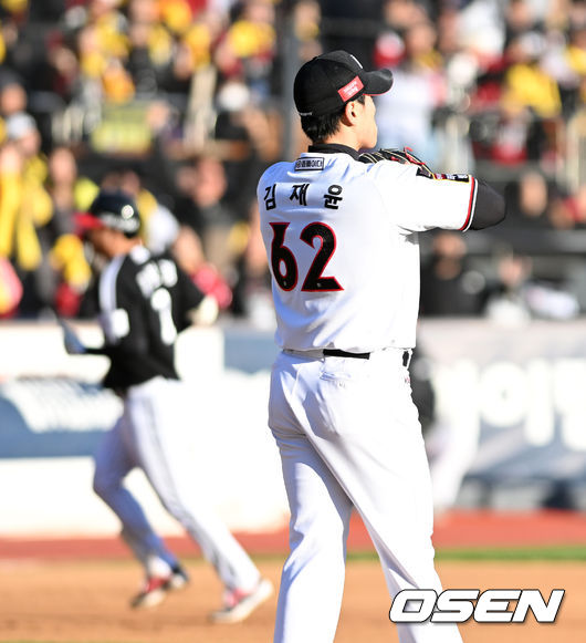 11일 수원 KT위즈파크에서 ‘2023 신한은행 SOL KBO 포스트시즌 한국시리즈’ 4차전 KT 위즈와 LG 트윈스의 경기가 열렸다.6회초 1사 1루에서 LG 문보경에게 좌월 투런 홈런을 허용한 KT 김재윤이 아쉬운 표정을 짓고 있다. 2023.11.11 /sunday@osen.co.kr