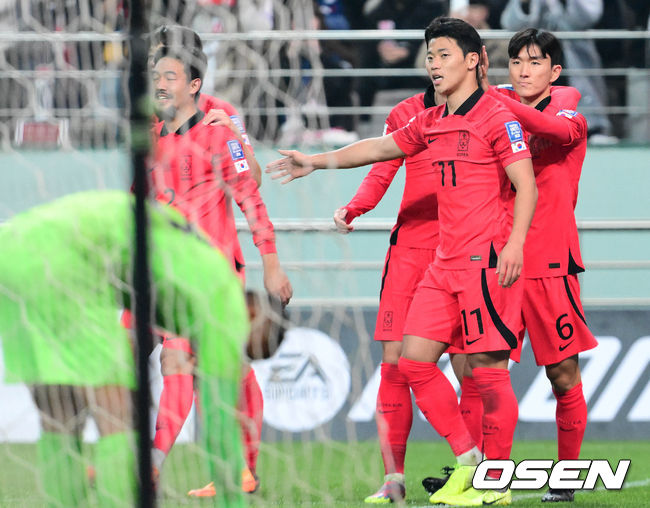 위르겐 클린스만 감독이 이끄는 대한민국 축구 대표팀과 싱가포르의 2026 북중미 월드컵 아시아 2차 예선 C조 1차전이 16일 서울 마포구 서울월드컵경기장에서 열렸다.후반 황희찬이 대한민국의 두 번째 골을 넣고 대표팀과 기뻐하고 있다. 2023.11.16 /cej@osen.co.kr