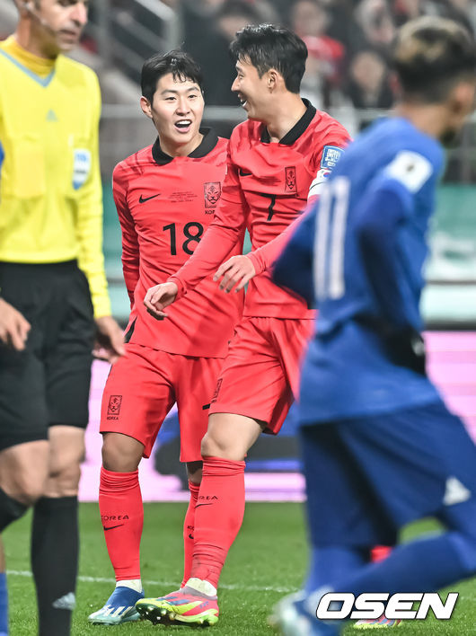 위르겐 클린스만 감독이 이끄는 대한민국 축구 대표팀과 싱가포르의 2026 북중미 월드컵 아시아 2차 예선 C조 1차전이 16일 서울 마포구 서울월드컵경기장에서 열렸다.후반 이강인이 페널티킥 찬스를 얻은 손흥민에게 장난치며 말을 걸고 있다   2023.11.16 / soul1014@osen.co.kr