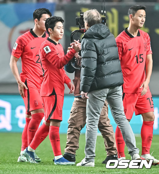 위르겐 클린스만 감독이 이끄는 대한민국 축구 대표팀과 싱가포르의 2026 북중미 월드컵 아시아 2차 예선 C조 1차전이 16일 서울 마포구 서울월드컵경기장에서 열렸다.경기종료 후 클린스만 감독이 이강인과 하이파이브를 하고 있다.   2023.11.16 / soul1014@osen.co.kr