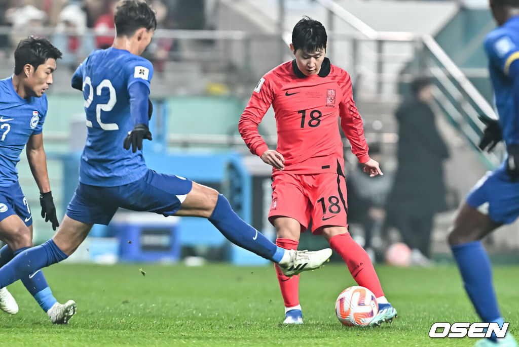 위르겐 클린스만 감독이 이끄는 대한민국 축구 대표팀과 싱가포르의 2026 북중미 월드컵 아시아 2차 예선 C조 1차전이 16일 서울 마포구 서울월드컵경기장에서 열렸다.전반 이강인이 어시스트를 기록하고 있다.  2023.11.16 / soul1014@osen.co.kr