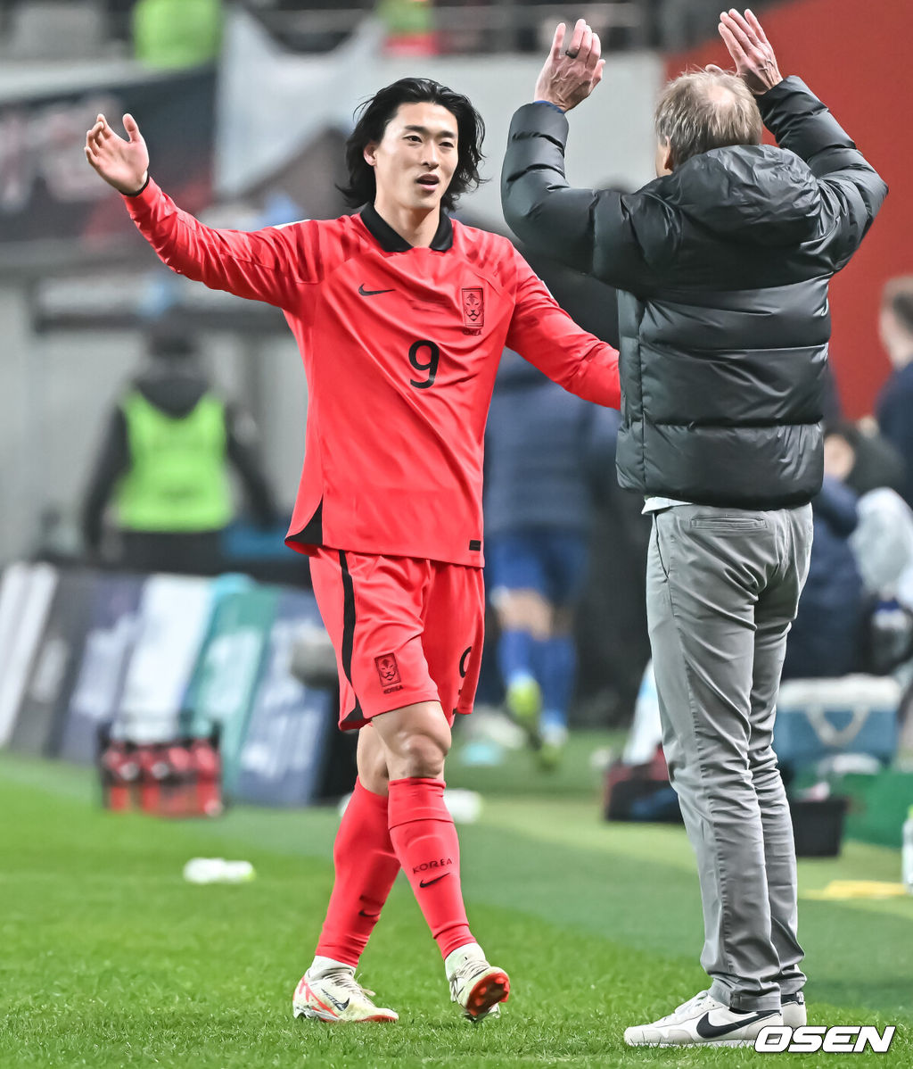 '닥공 축구'가 통했다. 한국이 싱가포르의 두 줄 수비를 깨부수고 6만여 홈팬들 앞에서 골 폭죽을 터트렸다.위르겐 클린스만 감독이 이끄는 한국 축구대표팀은 16일 오후 8시 서울월드컵경기장에서 열린 2026 국제축구연맹(FIFA) 북중미 월드컵 아시아지역 2차 예선 1차전에서 싱가포르를 5-0으로 대파했다.후반 조규성이 클린스만 감독과 하이파이브를 하고 있다. .  2023.11.16 / soul1014@osen.co.kr