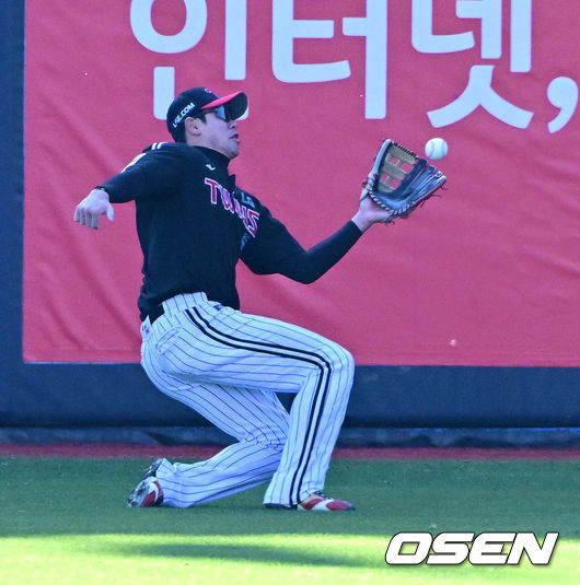 11일 수원 KT위즈파크에서 ‘2023 신한은행 SOL KBO 포스트시즌 한국시리즈’ 4차전 KT 위즈와 LG 트윈스의 경기가 열렸다.2회말 2사에서 LG 홍창기가 KT 문상철의 우익수 플라이 타구를 처리하고 있다. 2023.11.11 /jpnews@osen.co.kr