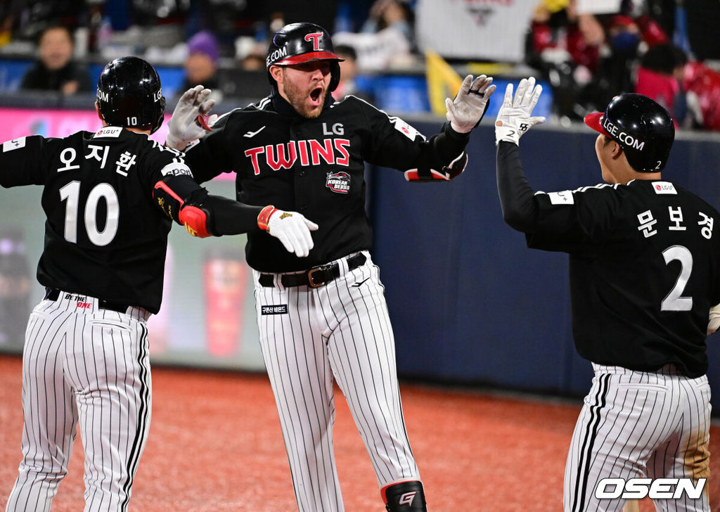 10일 오후 수원 KT위즈파크에서 ‘2023 신한은행 SOL KBO 포스트시즌 한국시리즈’ 3차전 KT 위즈와 LG 트윈스의 경기가 열렸다.3회초 2사 2,3루에서 LG 오스틴이 선제 스리런포를 날리고 더그아웃에서 동료선수들과 기뻐하고 있다. 2023.11.10 /jpnews@osen.co.kr