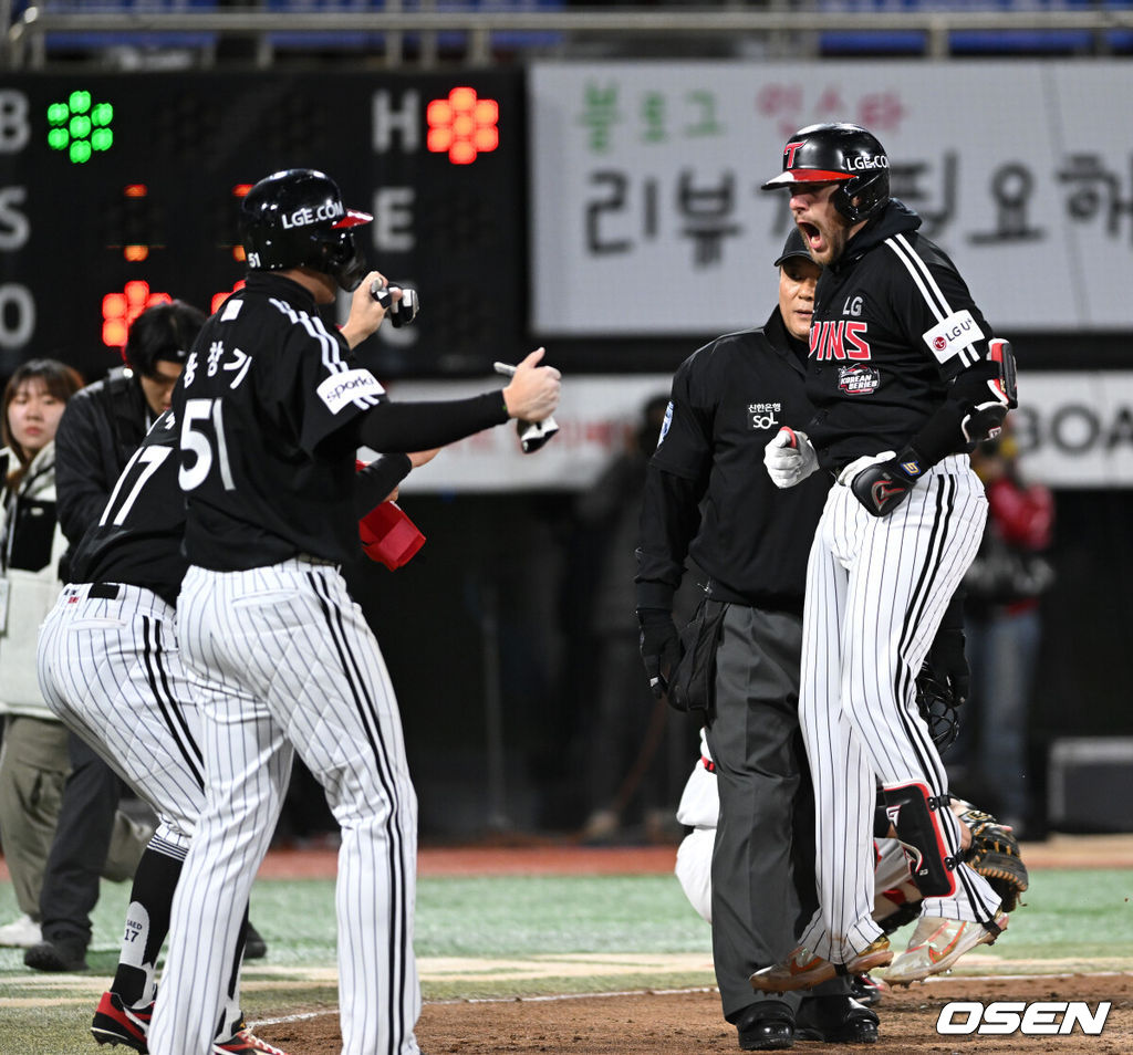 10일 오후 수원 KT위즈파크에서 ‘2023 신한은행 SOL KBO 포스트시즌 한국시리즈’ 3차전 KT 위즈와 LG 트윈스의 경기가 열렸다.3회초 1사 2,3루에서 LG 오스틴이 좌월 스리런 홈런을 치고 홈에서 동료들과 환호하고 있다. 2023.11.10 /sunday@osen.co.kr