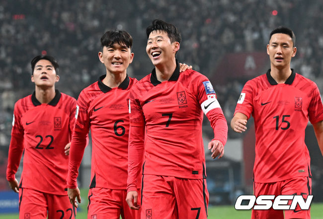 위르겐 클린스만 감독이 이끄는 대한민국 축구 대표팀과 싱가포르의 2026 북중미 월드컵 아시아 2차 예선 C조 1차전이 16일 서울 마포구 서울월드컵경기장에서 열렸다.후반 손흥민이 대한민국이 3-0으로 앞서가는 골을 넣은 뒤 기뻐하고 있다. 2023.11.16 /cej@osen.co.kr