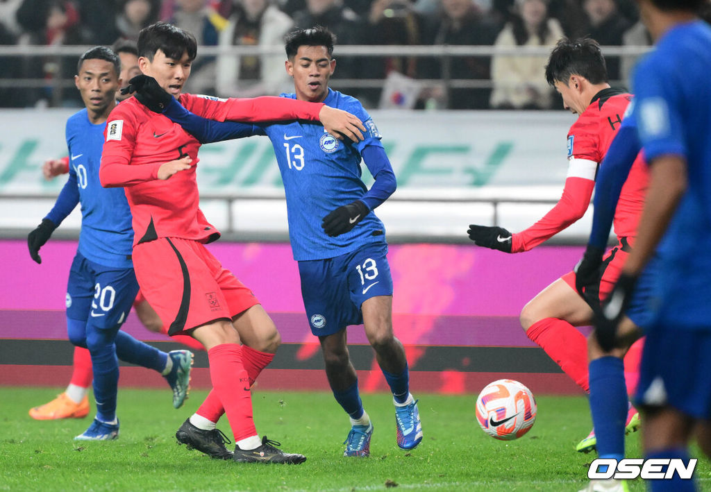 위르겐 클린스만 감독이 이끄는 대한민국 축구 대표팀과 싱가포르의 2026 북중미 월드컵 아시아 2차 예선 C조 1차전이 16일 서울 마포구 서울월드컵경기장에서 열렸다.전반 한국 황인범이 손흥민에게 패스를 하고 있다. 2023.11.16 /cej@osen.co.kr