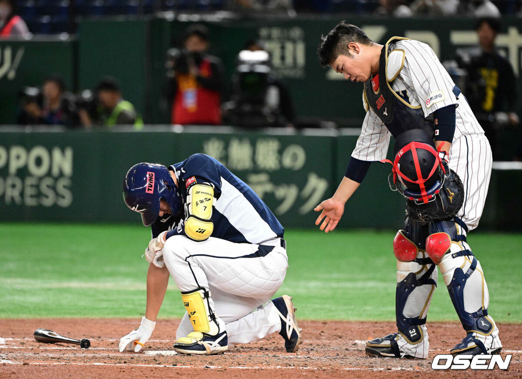 류중일 감독이 이끄는 2023 아시아 프로야구 챔피언십(APBC) 대표팀이 17일 오후 일본 도쿄돔에서 일본과 경기를 가졌다.5회초 1사에서 일본 스미다 투구에 맞은 대한민국 김주원이 고통스러워하고 있다. 2023.11.17 / jpnews.osen.co.kr