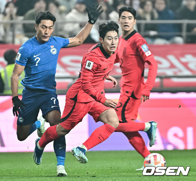 위르겐 클린스만 감독이 이끄는 대한민국 축구 대표팀과 싱가포르의 2026 북중미 월드컵 아시아 2차 예선 C조 1차전이 16일 서울 마포구 서울월드컵경기장에서 열렸다.후반 이강인이 드리블을 하고 있다.  2023.11.16 / soul1014@osen.co.kr